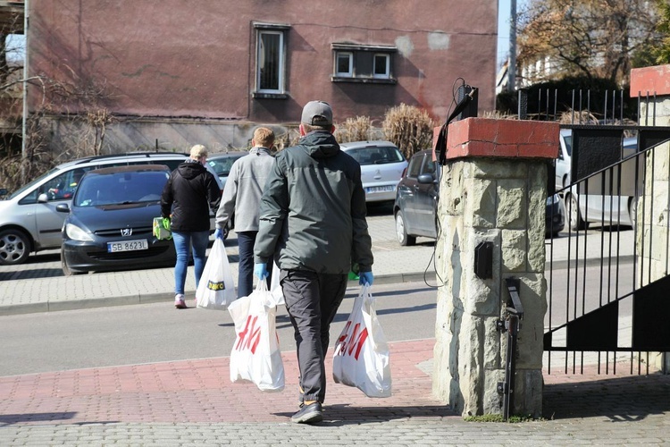 Salwatorianie z Bielska-Białej i ich przyjaciele pomagają najuboższym 