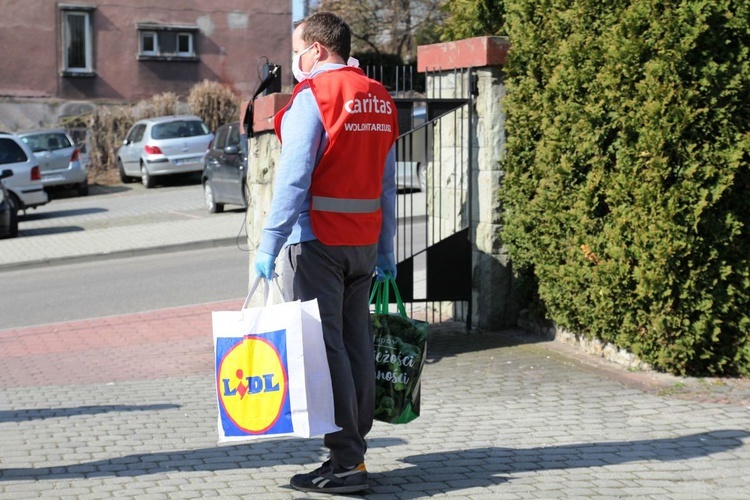 Salwatorianie z Bielska-Białej i ich przyjaciele pomagają najuboższym 