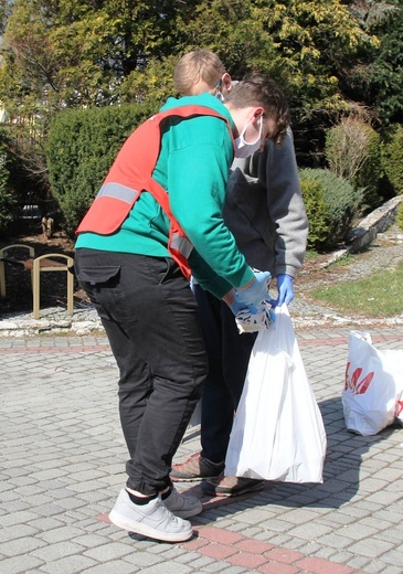 Salwatorianie z Bielska-Białej i ich przyjaciele pomagają najuboższym 