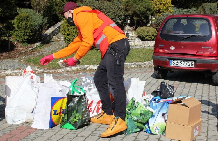 Salwatorianie z Bielska-Białej i ich przyjaciele pomagają najuboższym 