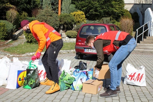 Salwatorianie z Bielska-Białej i ich przyjaciele pomagają najuboższym 