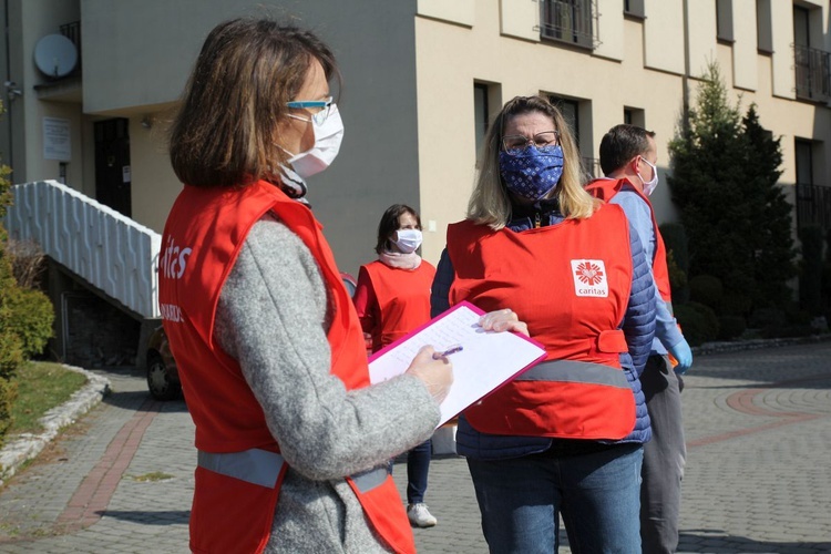 Salwatorianie z Bielska-Białej i ich przyjaciele pomagają najuboższym 