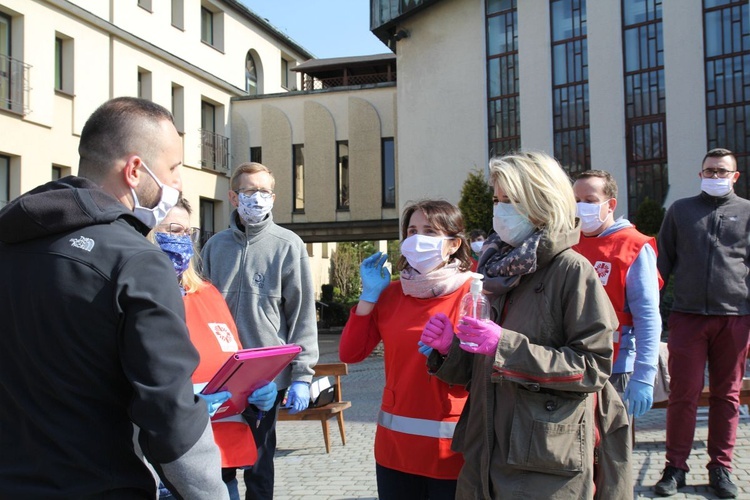 Salwatorianie z Bielska-Białej i ich przyjaciele pomagają najuboższym 