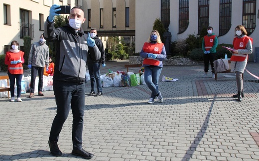 Salwatorianie z Bielska-Białej i ich przyjaciele pomagają najuboższym 