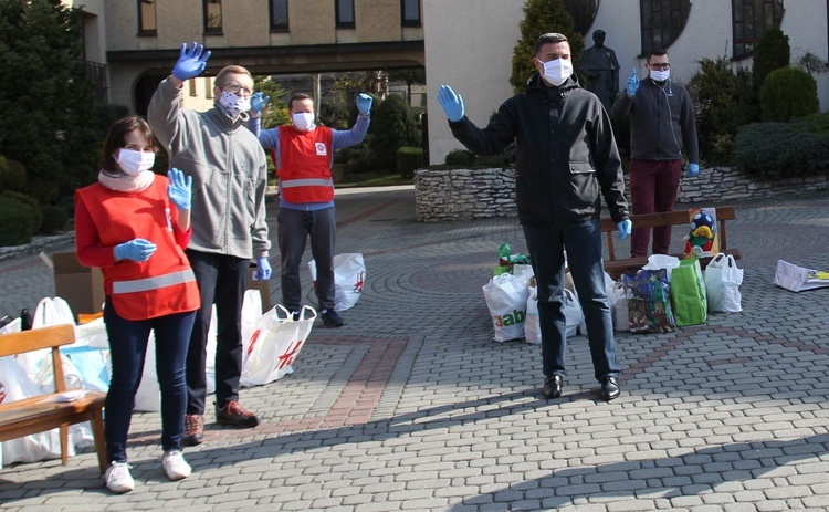 Salwatorianie z Bielska-Białej i ich przyjaciele pomagają najuboższym 