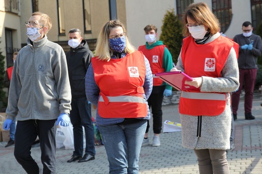 Salwatorianie z Bielska-Białej i ich przyjaciele pomagają najuboższym 