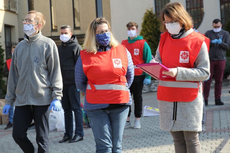 Salwatorianie z Bielska-Białej i ich przyjaciele pomagają najuboższym 