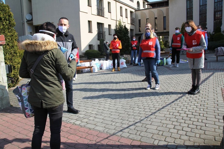 Salwatorianie z Bielska-Białej i ich przyjaciele pomagają najuboższym 