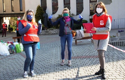 Salwatorianie z Bielska-Białej i ich przyjaciele pomagają najuboższym 