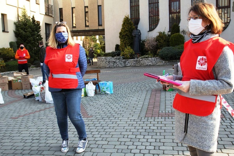 Salwatorianie z Bielska-Białej i ich przyjaciele pomagają najuboższym 