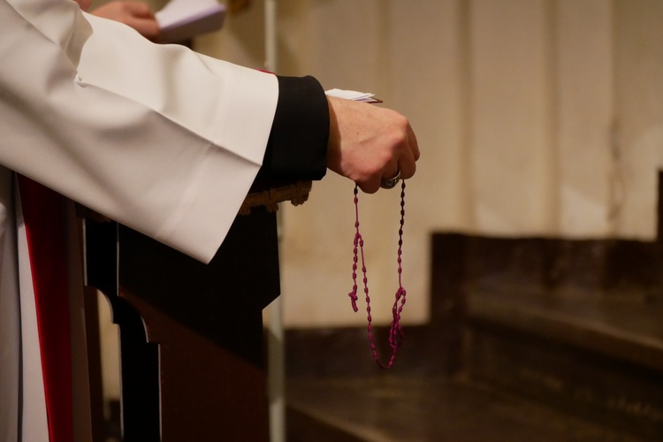 Od przeszło dwóch tygodni kapłani, osoby życia konsekrowanego i wierni świeccy codziennie o godz. 20.30 odmawiają Różaniec.