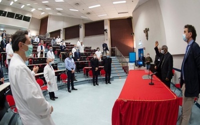 Kard. Turkson u lekarzy, którzy walczą z koronawirusem