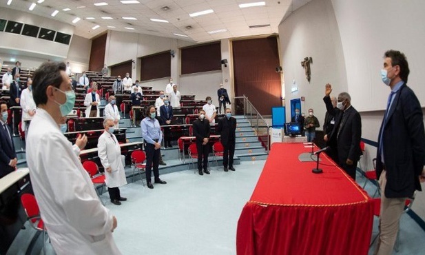 Kard. Turkson u lekarzy, którzy walczą z koronawirusem