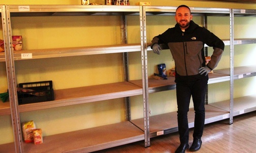 Jeszcze wczoraj półki magazynu Caritas u bielskich salwatorianów były pełne. Dziś ks. Paweł Krężołek i rzesza wolontariuszy rozdali wypełniajace je dary chorym, samotnym i potrzebującym. Już można zapełniać je na nowo!