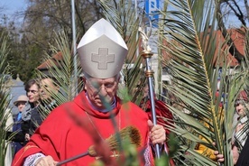 Bp Andrzej F. Dziuba z troską zwraca się do młodzieży.