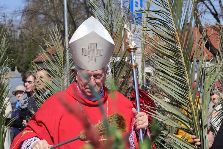 Bp Andrzej F. Dziuba z troską zwraca się do młodzieży.