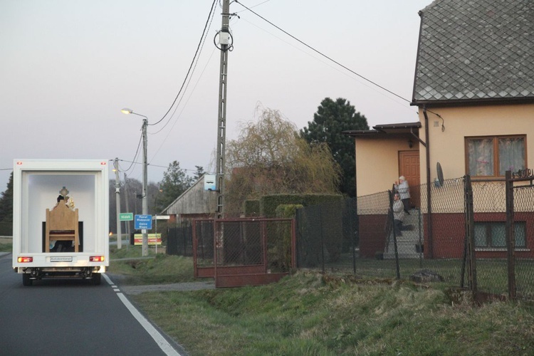 Samochodowa podróż Jezusa i Maryi w Witkowicach