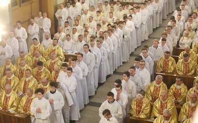 Księża dzieceizji bielsko-żywieckiej w katedrze św. Mikołaja w Bielsku-Białej.