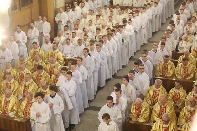 Księża dzieceizji bielsko-żywieckiej w katedrze św. Mikołaja w Bielsku-Białej.