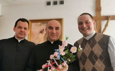 Czanieccy duszpasterze - oczywiście także z palmą! Od lewej: ks. Piotr Zawarus, ks. proboszcz Wiesław Ostrowski i ks. Piotr Honkisz.