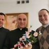Czanieccy duszpasterze - oczywiście także z palmą! Od lewej: ks. Piotr Zawarus, ks. proboszcz Wiesław Ostrowski i ks. Piotr Honkisz.