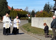 Chrystus na ulicach Piły. Kapłani błogosławili Najświętszym Sakramentem swoich parafian