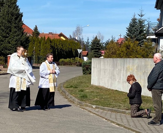 Chrystus na ulicach Piły. Kapłani błogosławili Najświętszym Sakramentem swoich parafian