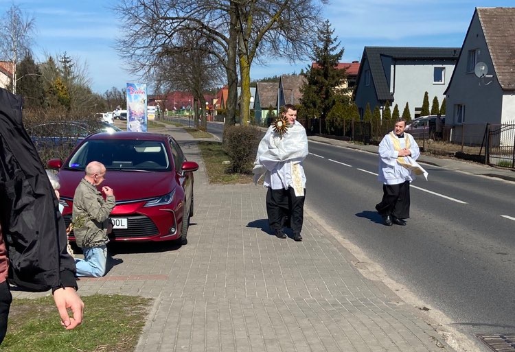 Błogosławieństwo Najświętszym Sakramentem na ulicach Piły