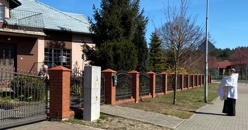 Błogosławieństwo Najświętszym Sakramentem na ulicach Piły