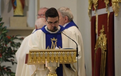 Ks. Grzegorz Kucharski w czasie peregrynacji figury MB Fatimskiej w Wałbrzychu.