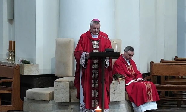 Bp Wodarczyk w Niedzielę Palmową: Zbawia nas miłość, a nie cierpienie