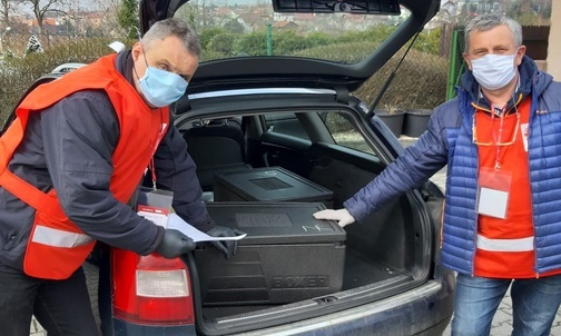 Posiłki w termosach dowożą na miejsce wolontariusze Caritas