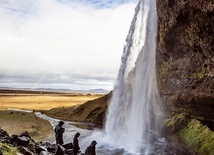 Turyści przy wodospadzie Seljalandsfoss.  
12.10.2018 Islandia