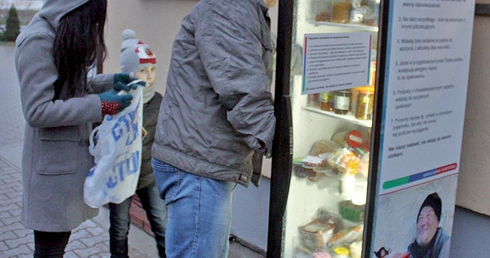 Niewykorzystaną żywność można przekazać potrzebującym, korzystając np. z jadłodzielni.
