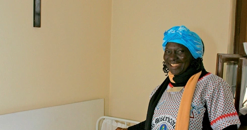 Pątniczka z Togo wyróżniała się w tłumie. Na oryginalnej sukni wyszyła obraz Bożego Miłosierdzia. Klęcząc, całowała poduszkę Faustyny. W jej oczach lśniły łzy.