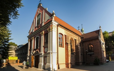 Przy kościele pw. św. Anny w Wejherowie znajduje się klasztor ojców franciszkanów i Dom Pielgrzyma.