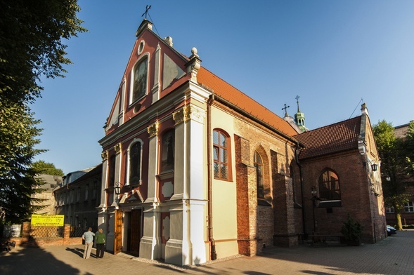 Przy kościele pw. św. Anny w Wejherowie znajduje się klasztor ojców franciszkanów i Dom Pielgrzyma.