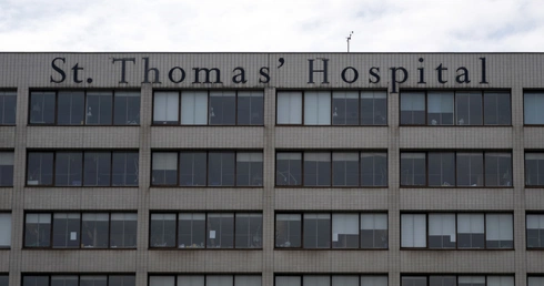 Stan Borisa Johnsona się poprawia, premier siada na łóżku