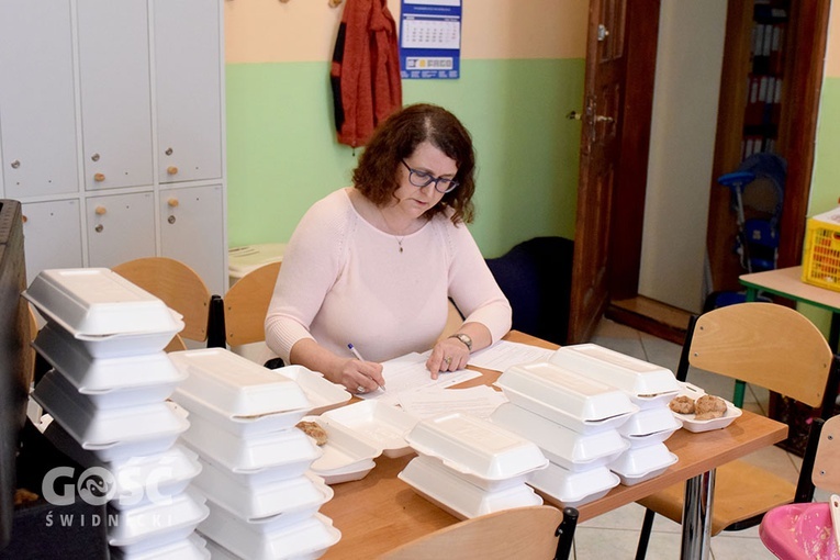 Caritas Diecezji Świdnickiej wydaje żywność na święta