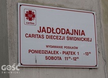 Caritas Diecezji Świdnickiej wydaje żywność na święta