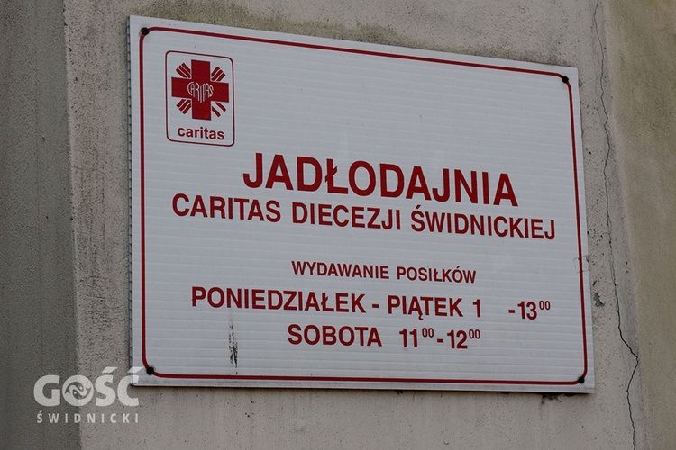 Caritas Diecezji Świdnickiej wydaje żywność na święta