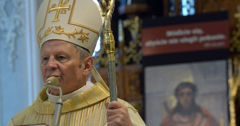 - Modlimy się, by to bolesne doświadczenie jeszcze bardziej zjednoczyło nas z Bogiem, aby rodzina była prawdziwą wspólnotą - powiedział w homilii bp Henryk Tomasik.