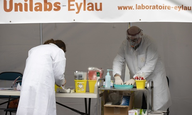 Ponad 1,3 tys. osób zmarło na Covid-19 w ciągu ostatniej doby we Francji