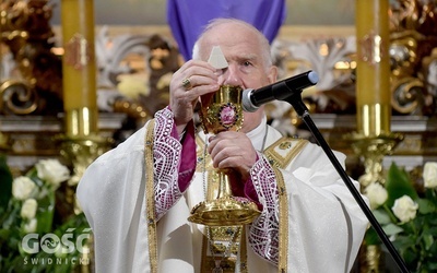 Biskup w czasie Mszy św. ukazujący Baranka Bożego.