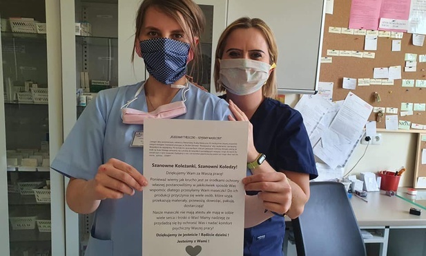 Maltańczycy z Andrychowa szyją maseczki dla placówek medycznych.