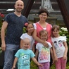 Rodzina Ani i Marcina Mularczyków z dziećmi.