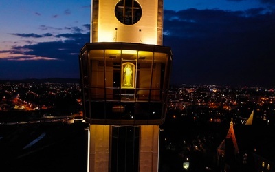 Jezus Miłosierny błogosławi z łagiewnickiej wieży