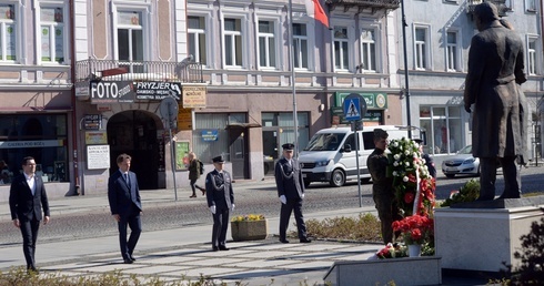 Składanie wieńców i wiązanek kwiatów z okazji 10. rocznicy katastrofy.