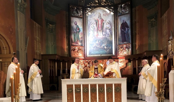 Wielkoczwartkową liturgię bp Roman Pindel sprawował wraz z kapłanami parafii katedralnej