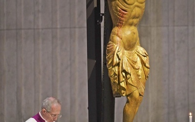 Franciszek pod krzyżem podczas Liturgii Męki Pańskiej